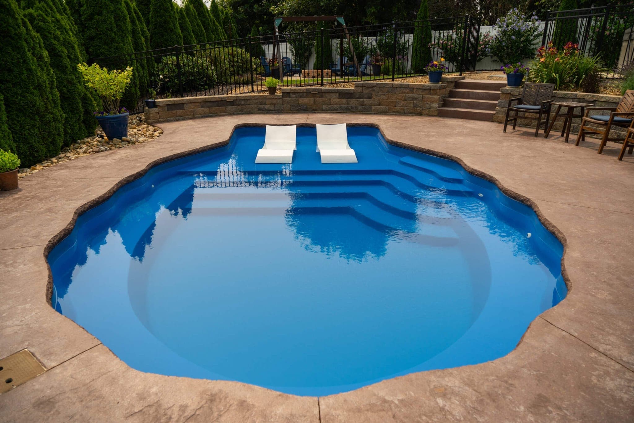 Pearl compact freeform fiberglass pool with tanning ledge